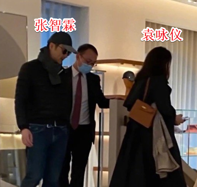 张智霖夫妇逛街被拍,素颜和粉丝合影,49岁真实状态让