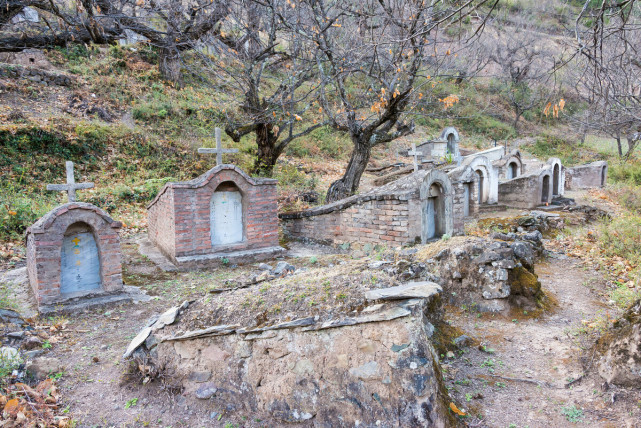 房子旁边就是坟头?"死人与活人"争地,谁该让谁?