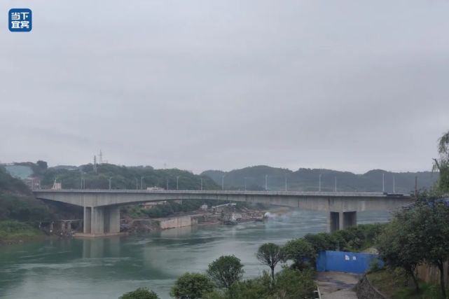 这是小编站在普和大桥和马鸣溪大桥之间的滨江路上拍慕江景.