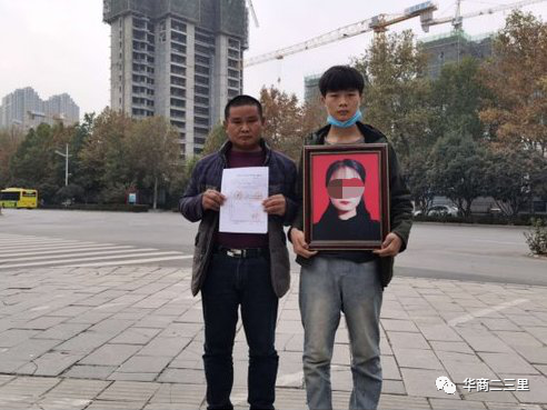郑州商学院一女生坠楼身亡,其母亲到学校讨说法被拘留