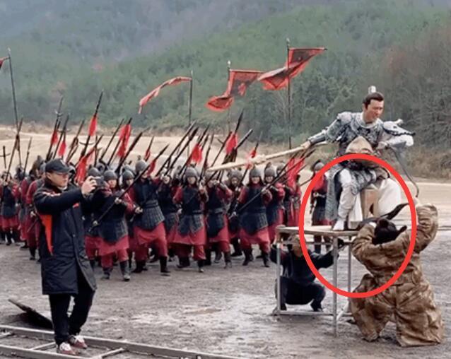 感觉是在反驳网友说唐嫣假骑马