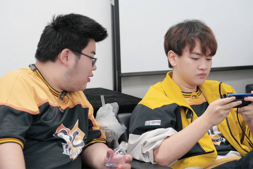 qghappy小胖表现神勇,搭档刺痛击败rw侠,取得2连胜!