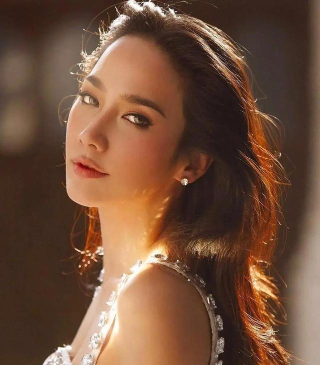被称为泰国第一性感女神,出道22年稳当一姐,她的人生有多爽?
