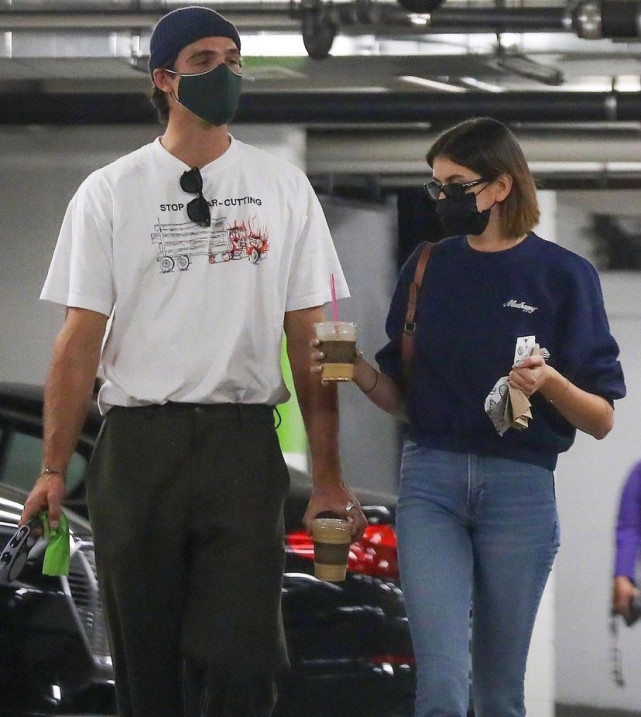 凯雅·杰柏(kaia gerber)和男朋友jacob elordi洛杉矶新街拍.