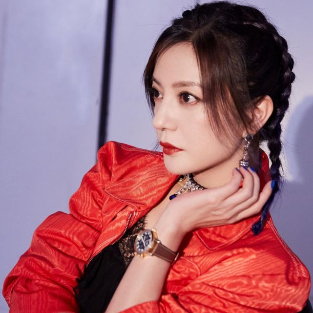 赵薇这"蚂蚁腰"认真的吗?44岁仍少女感满满,两个小辫