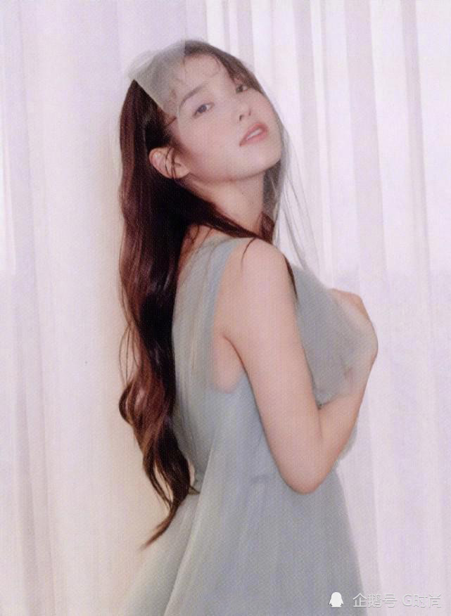 长裙萦绕,似仙境中款步而来的仙子,性感而又不失优雅的李知恩