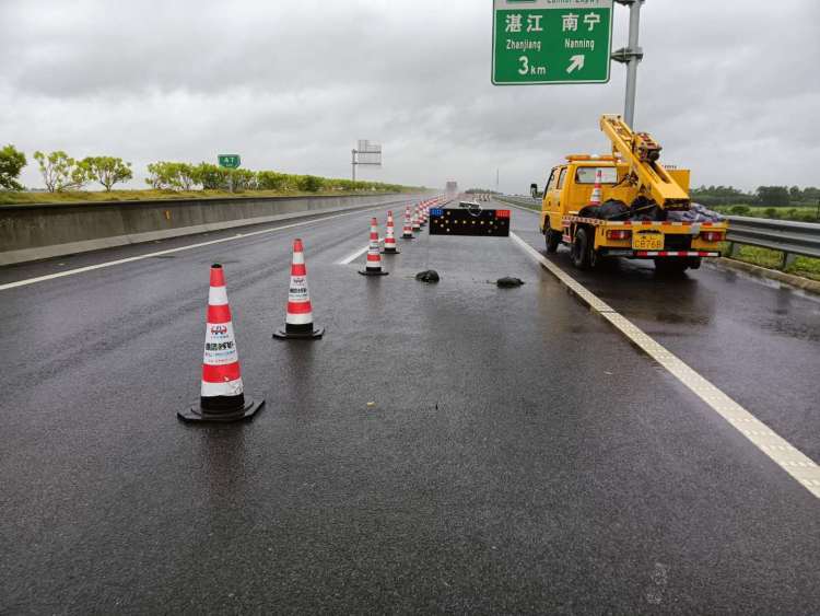 注意化廉高速g228国道跨线桥正在修复超车道可正常通行