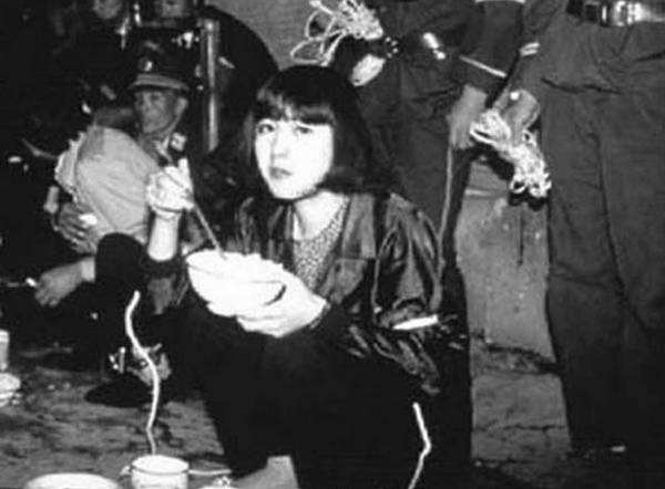 之后,法警过来提人,将犯人五花大绑,然后大腿上再绑两根绳子,因为在
