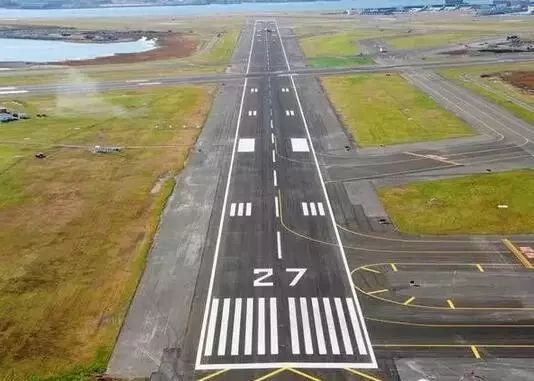 机场跑道两端的数字,究竟代表了什么?