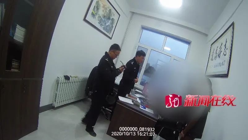 男子派出所内拍桌子瞪眼结果他却被交警带走了