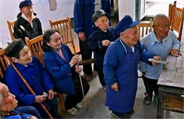 四川有个"矮人村",800多居民平均身高80厘米,人越老越
