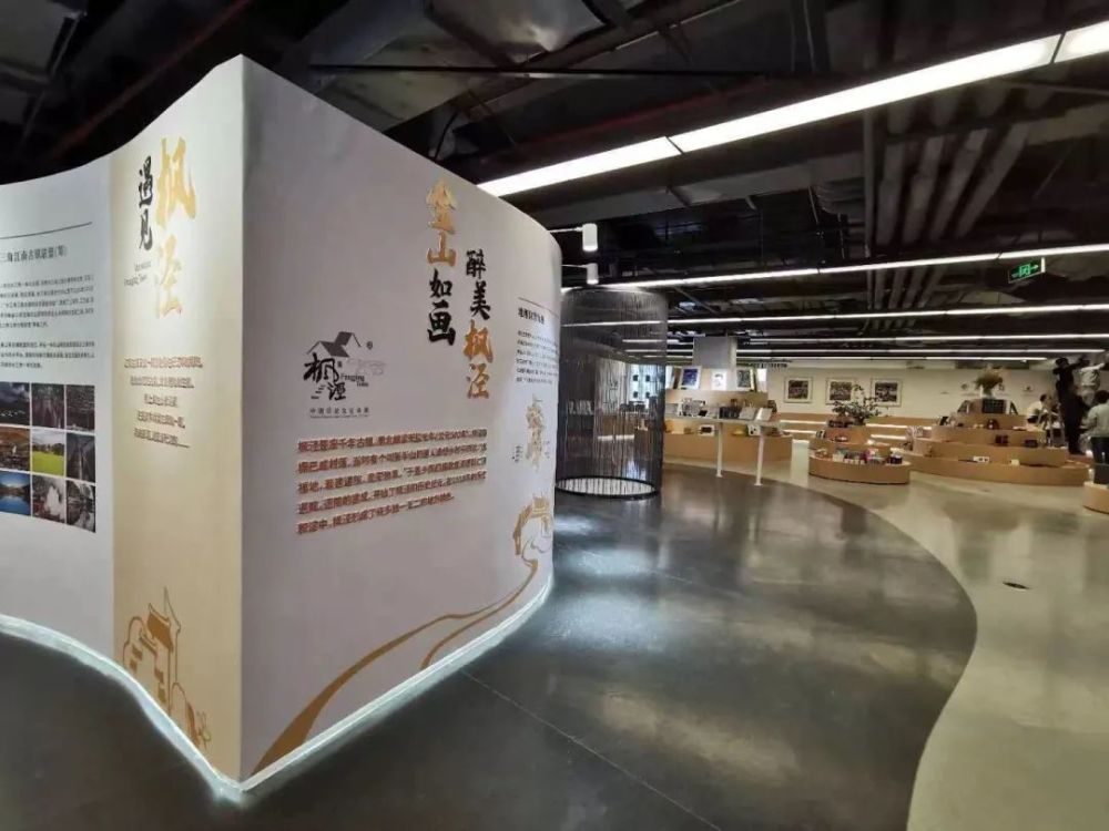 以"水"为主题的枫泾主题馆, 由序言墙,主题文创展厅,影像馆,历史桌
