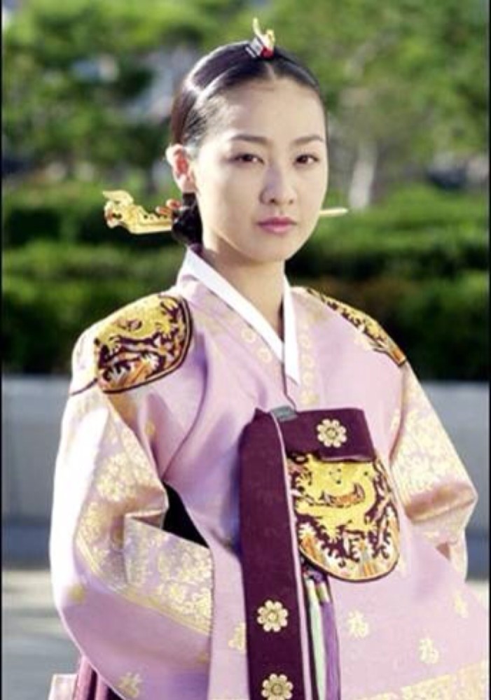 成年德善李美妍现状成谜年轻时外貌清纯明成皇后造就事业巅峰