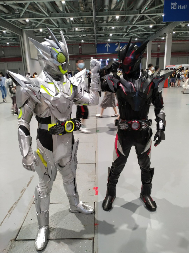 假面骑士cosplay图片,cosplay现场 假面骑士:漫迷cos金属蝗虫逛漫展,偶遇一生真爱,满足了