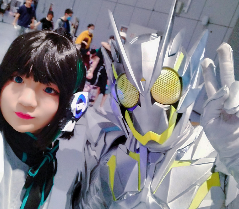 假面骑士cosplay图片,cosplay现场 假面骑士:漫迷cos金属蝗虫逛漫展,偶遇一生真爱,满足了