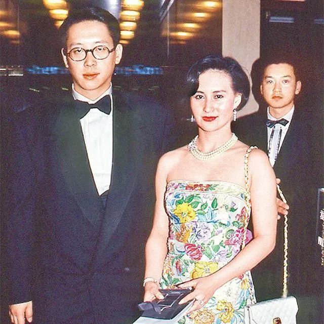 何超琼婚纱照_何超琼年轻照片(2)