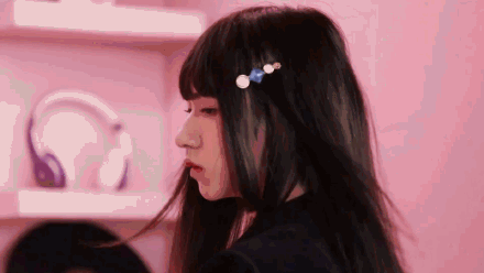 贺峻霖就曾经在tf家族的团综中扮演女装,并且给自己取了个名字叫做"