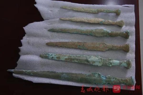 发现距今2000多年的哀牢古国青铜器!这位老人全部交国家