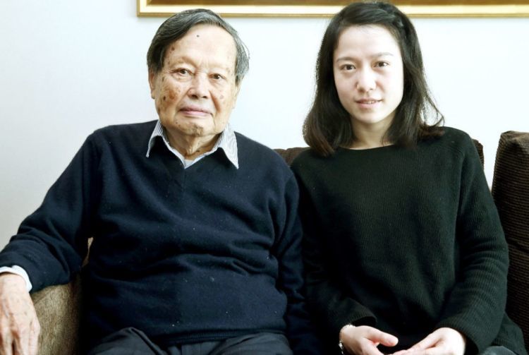 41岁翁帆含泪说出,当初为何嫁给82岁的杨振宁,原因是啥?