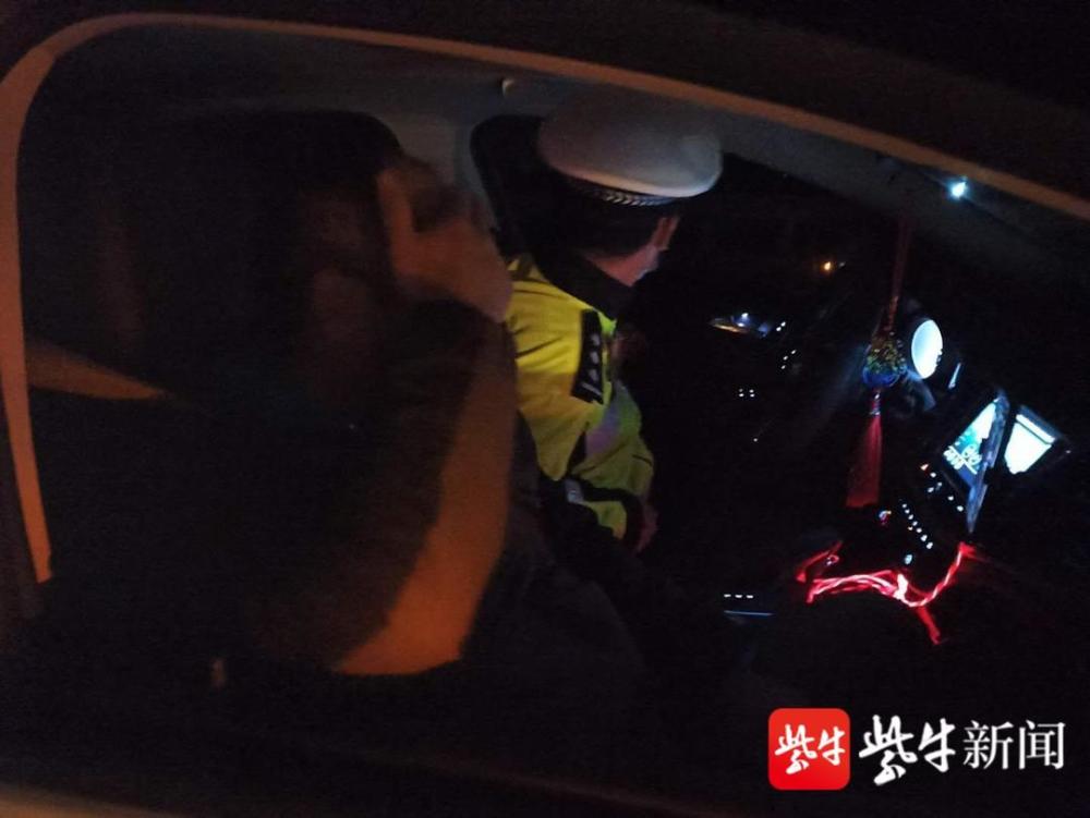 驾驶员吴某某告诉民警,"路途太远,实在困了!
