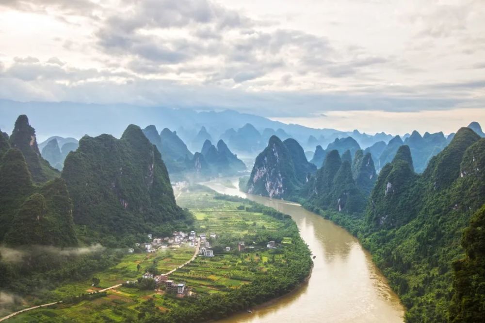 峰丛和峰林经常出现在湿热多雨的热带和亚热带,中国桂林的峰林已经