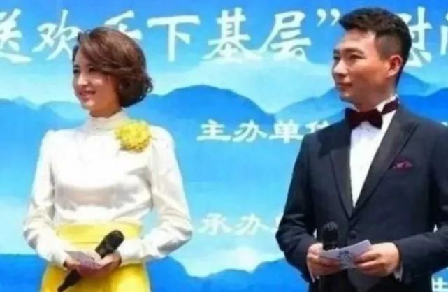 央视主持人张蕾搂康辉合影,被网友微词,张蕾回应:我们是家人