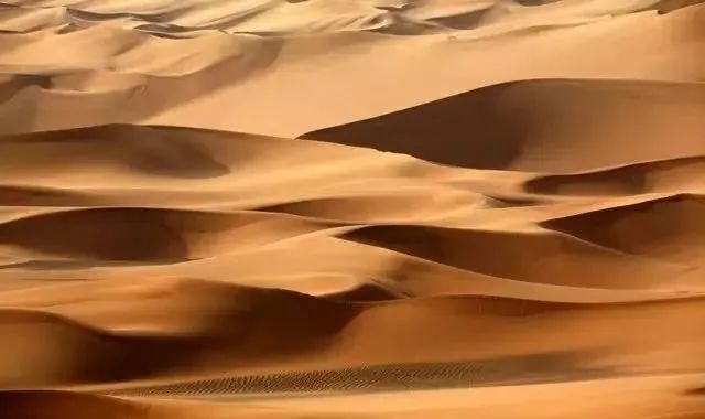 库布齐沙漠 库布齐沙漠是中国第七大沙漠,"库布其"为蒙古语,意思