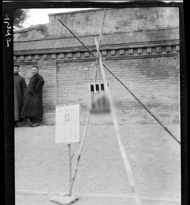 上图为民国时期犯人被斩首后,将首级放在木笼中示众 斩首是古代死刑