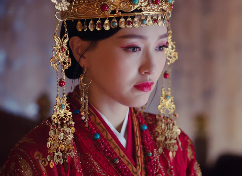 唐嫣大婚换上紧身嫁衣,导演故意推近景,侧身看清肚子