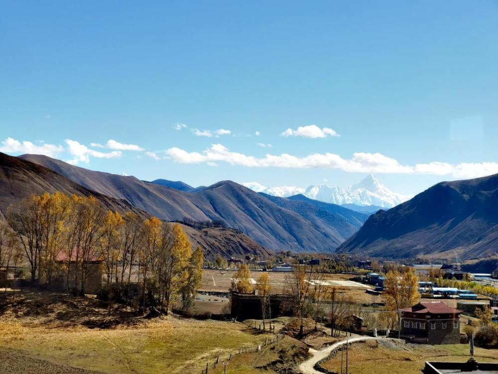 痛心!摄影天堂新都桥河道成"垃圾场"?当地回应:监管难度大,将加大力度