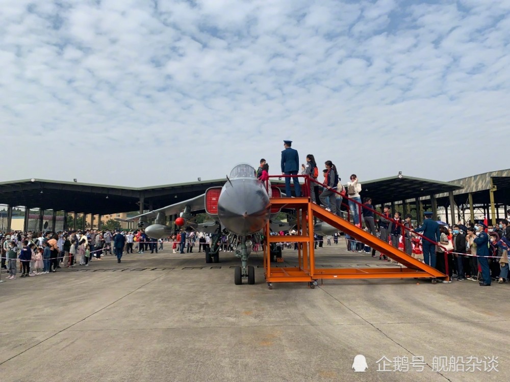 豹爷风采杭州笕桥机场举行军营开放日活动