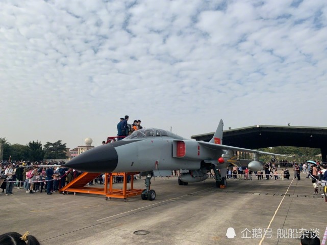 1 / 10为纪念人民空军成立 71周年,杭州笕桥机场举行军营开放日活动