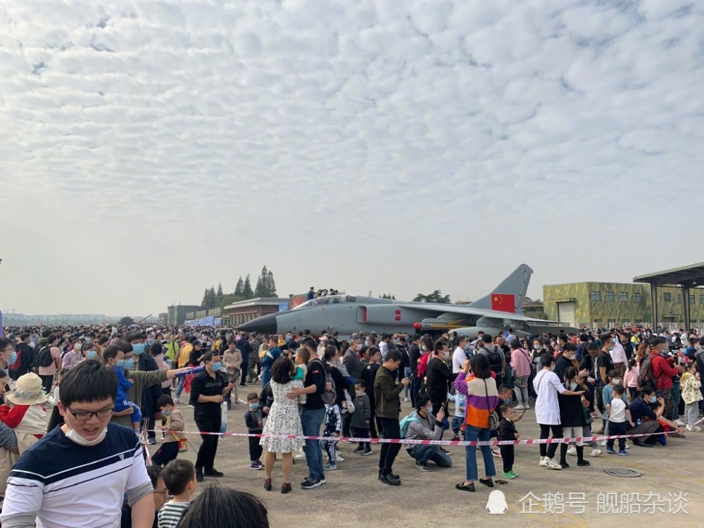 豹爷风采杭州笕桥机场举行军营开放日活动