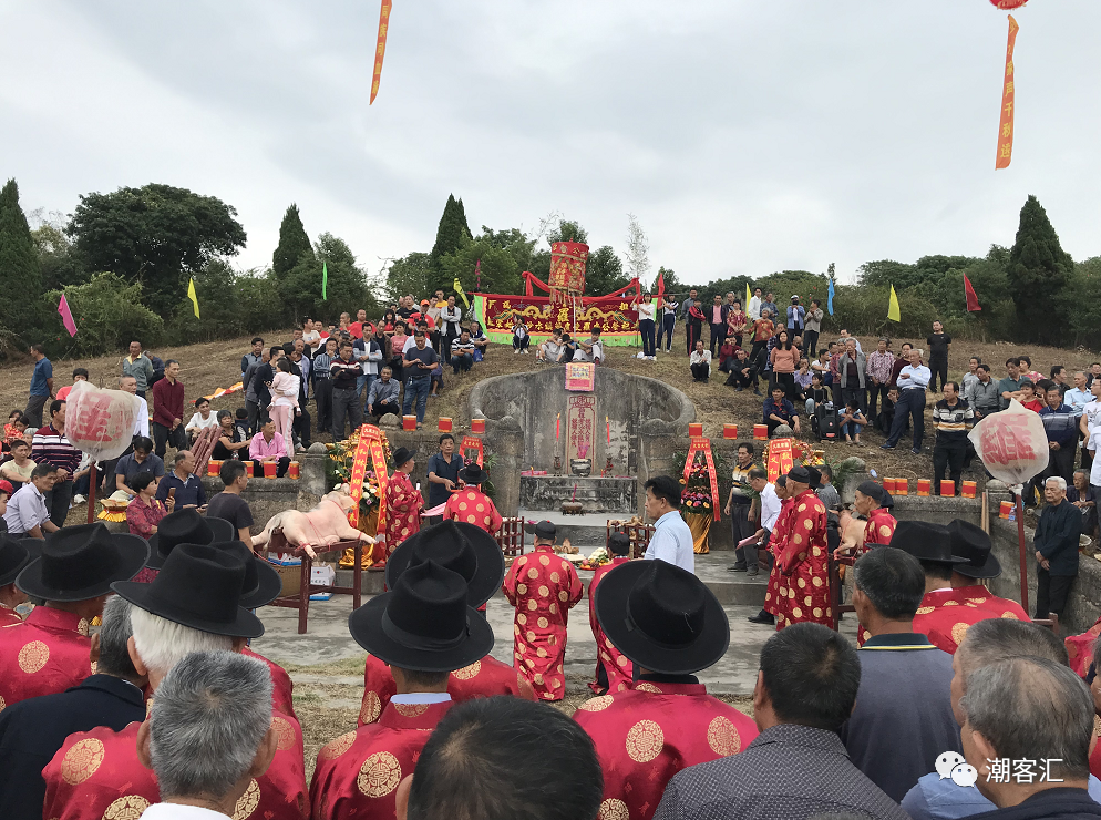 上午,大型"宋始祖沙水镇节度使罗安公祭祀"活动在汤南罗安公墓隆重