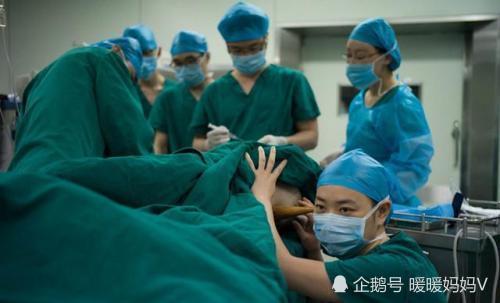 顺产遭遇男护士"刮毛",产妇想让丈夫帮忙被拒,医生:不