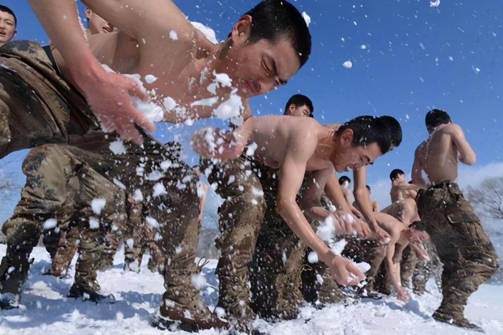 立冬来临军人如何面对严寒呢看着都冷