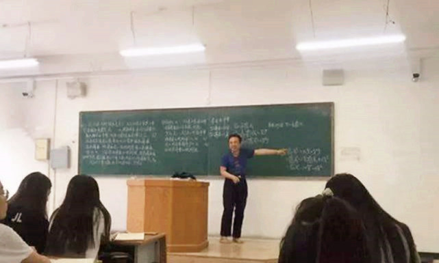 王晓琮:14岁上北大,教学40年仍未评职称,如今成哈理工最红讲师