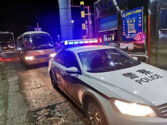 "降雪 结冰"导致亚布力旅游游客受阻!高速交警警车带