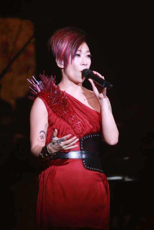 54岁林忆莲胖了一圈,穿露肩红裙藏不住"麒麟臂",肌肉腿抢镜