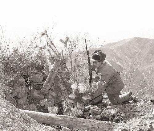 上甘岭战役老照片:战死的美军横七竖八躺在地上,炮弹