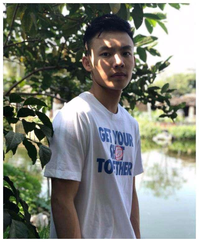 广东小将徐杰被罚50万,上赛季年薪仅20万的他该怎么办
