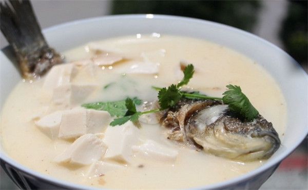 鲫鱼炖豆腐的最简单做法,汤汁浓郁奶白,鱼肉鲜嫩不粘锅,吃不够