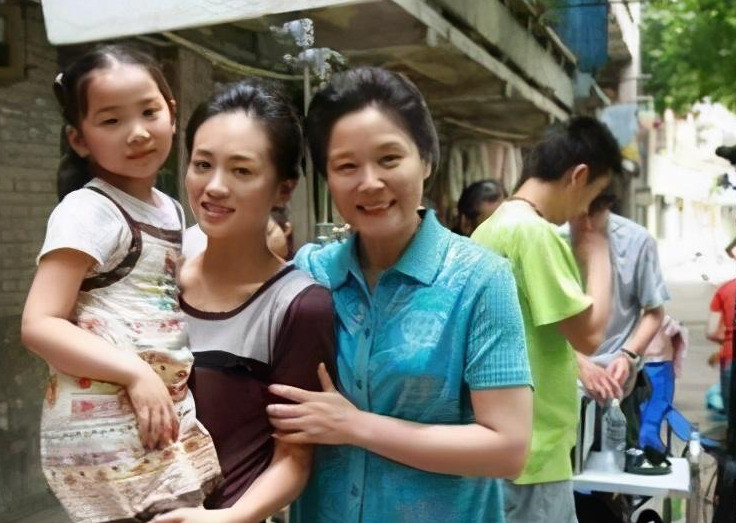 国家一级演员杨青,曾与李雪健搭戏红极一时,嫁出国门婚姻幸福