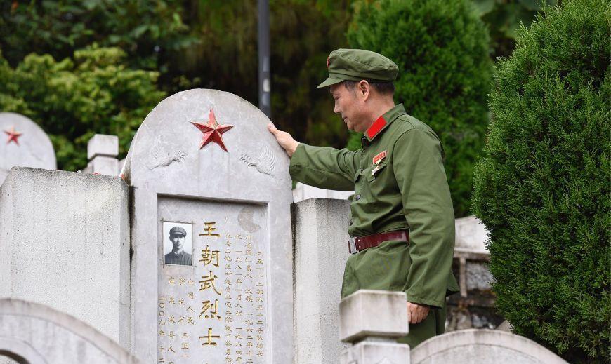 中越战争回顾:图6当年参战老兵祭拜战友,敬军礼依旧气势十足!