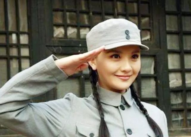 两位女八路军给首长敬礼,首长却直接将其枪毙,这到底是为何?