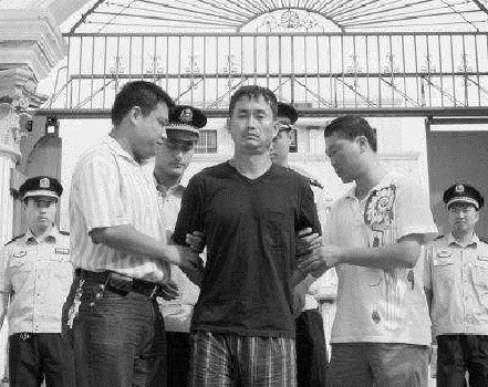 比"龙哥"还狠,酒后捅人逃亡十多年,逃亡期间抢运钞车杀9人