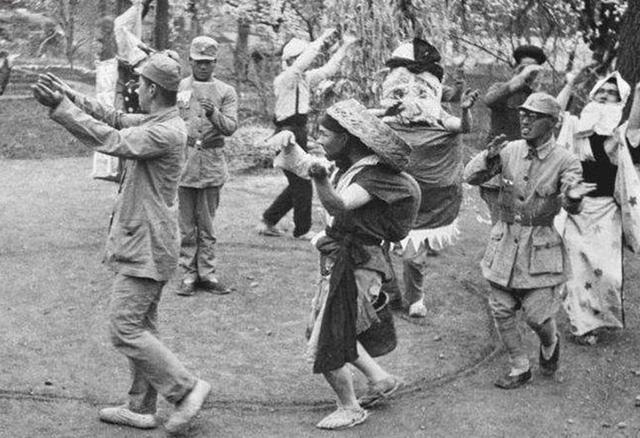 日本鬼子老照片:日本童子军很凶狠,中国妇女悉心照顾受伤的鬼子