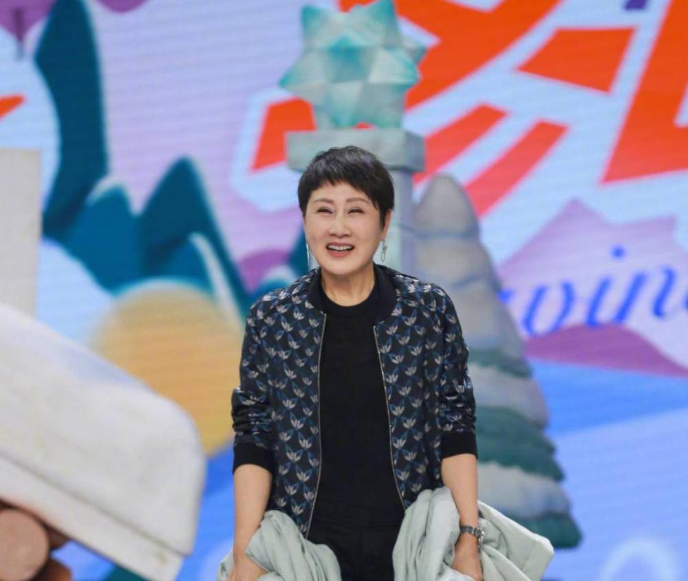 张凯丽越活越年轻,花夹克配一身黑时髦洋气,同龄妈妈值得借鉴