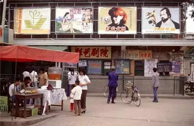 80年代老照片:街头录像厅播放香港电影,小卖部摆满各种零食