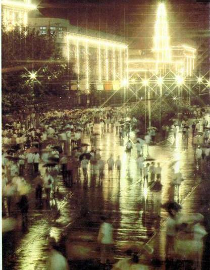 外国人拍摄的80年代上海老照片:图1吃不起,图8现在都是有钱人